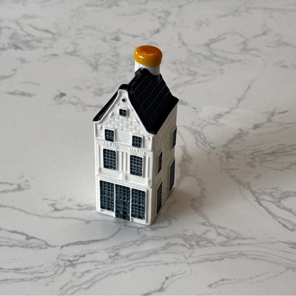 KLM #8 Blue Delft House by BOLS
